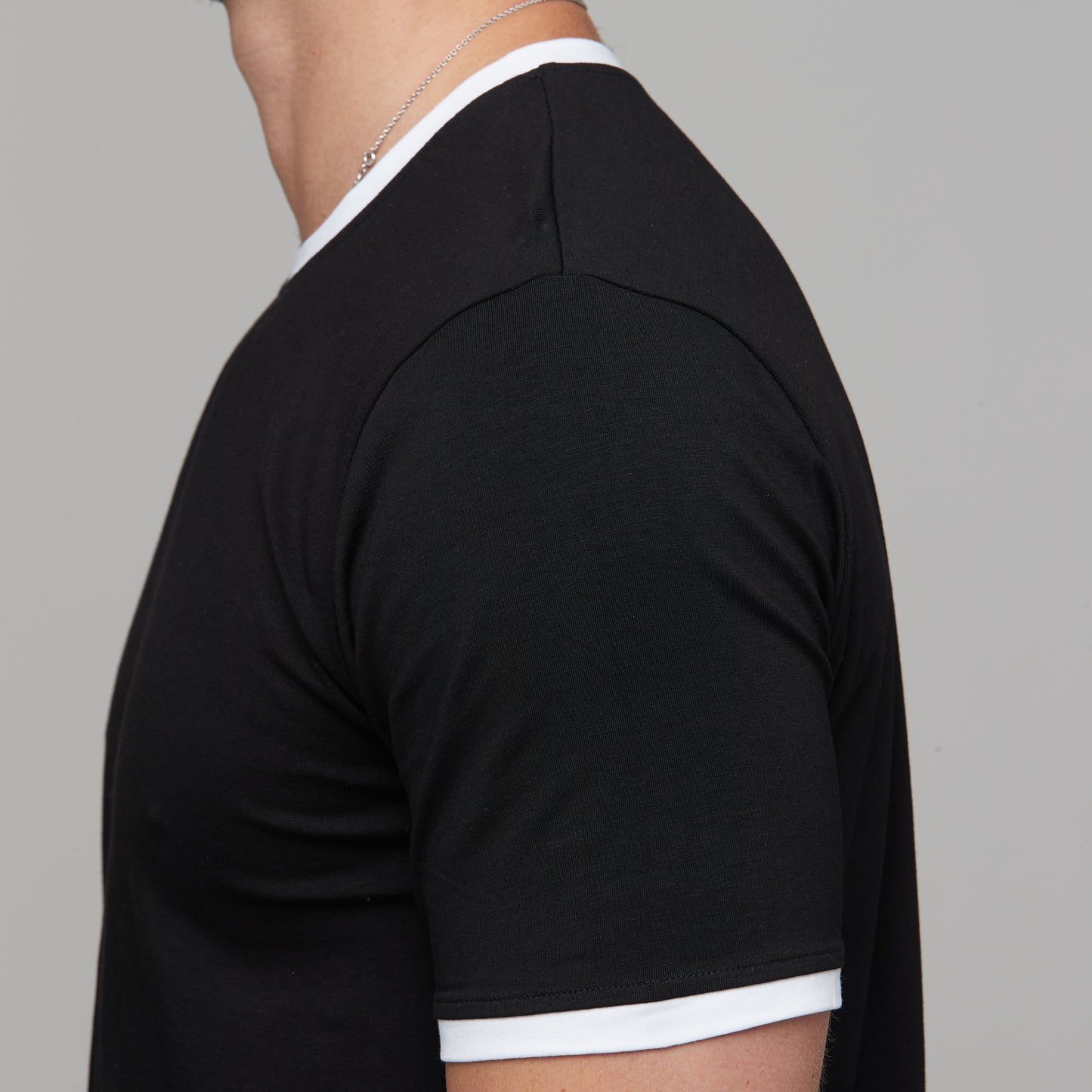 Liam Tee Black/White